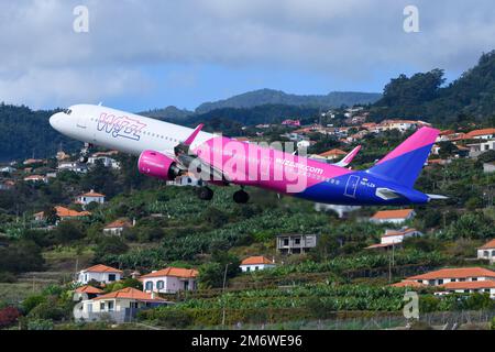 Decollo dell'aeromobile Wizz Air Airbus A321. Compagnia aerea europea a basso costo WizzAir con aeromobile A321 durante il decollo dall'aeroporto di Madeira. Foto Stock