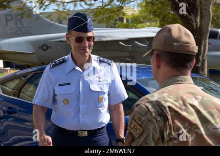 STATI UNITI Marc H. Sasseville, Vice Capo, Ufficio della Guardia Nazionale, arriva alla 156th Wing, Guardia Nazionale aerea di Porto Rico, Carolina 6 maggio 2022. Durante la visita, la dirigenza di Wing ha portato Sasseville in un tour di base, impegnato con Airmen e discusso i set di missione, i risultati e i progetti futuri dell'organizzazione. Foto Stock