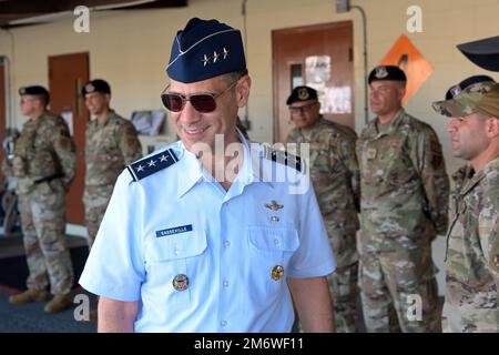 STATI UNITI Marc H. Sasseville, Vice Capo, Ufficio della Guardia Nazionale, visita gli Airmen con lo Squadrone delle forze di sicurezza 156th, 6 maggio 2022 presso la base della Guardia Nazionale aerea di Muñiz, Carolina, Porto Rico. Durante la visita, la dirigenza di Wing ha portato Sasseville in un tour di base, impegnato con Airmen e discusso i set di missione, i risultati e i progetti futuri dell'organizzazione. Foto Stock