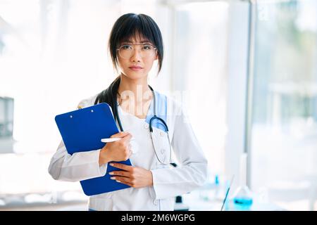 Medico asiatico fidato in ospedale moderno Foto Stock