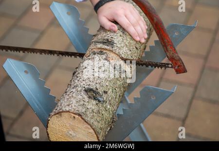 Dettagli di un sawhorse con tronchi e visto ad un matrimonio. Foto Stock