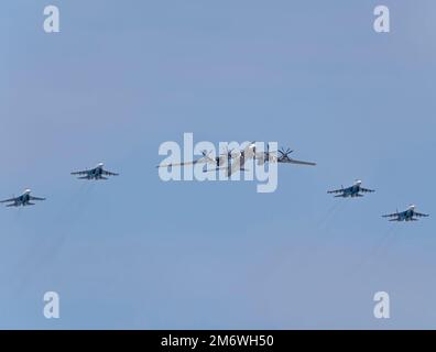 MOSCA, RUSSIA - 7 MAGGIO 2022: Sfilata di Avia a Mosca. Su-35 e piattaforma missilistica e bombardiere strategica Tu-95 nel cielo in parata Foto Stock