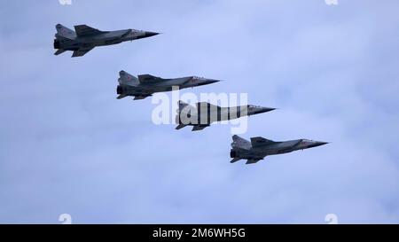 MOSCA, RUSSIA - 7 MAGGIO 2022: Sfilata di Avia a Mosca. Gruppo jet fighter aereo Mikoyan MIG-31 in cielo sulla parata della Vittoria i. Foto Stock