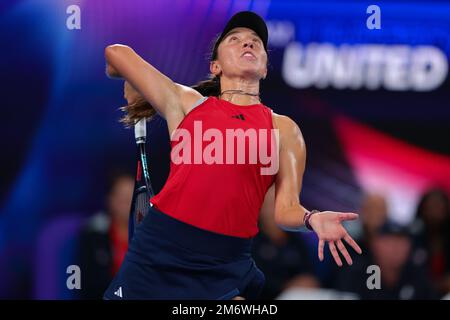 Sydney, Australia. 06th Jan, 2023. Jessica Pegula of USA è presente tra IgA Swiatek di Polonia e Jessica Pegula of USA in occasione della United Cup Day 9 presso la Ken Rosewall Arena, Sydney Olympic Park Tennis Centre, Sydney, Australia, il 6th gennaio 2023. Foto di Peter Dovgan. Solo per uso editoriale, licenza richiesta per uso commerciale. Non è utilizzabile nelle scommesse, nei giochi o nelle pubblicazioni di un singolo club/campionato/giocatore. Credit: UK Sports Pics Ltd/Alamy Live News Foto Stock