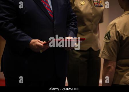 L'onorevole Carlos del Toro, Segretario della Marina, rivive ufficialmente Lance Cpl. Chesty XV, durante una cerimonia di soccorso e nomina presso Marine Barracks Washington, 6 maggio 2022. Il soldato Chesty XVI sollevò Lance Cpl. Chesty XV dai suoi doveri di mascotte ufficiale del corpo dei Marines, e del Toro si congratulò con le due mascotte per la loro dedizione al corpo dei Marines. 8th & i, Ceremonial Drill, Devil Dog, English Bulldog, MBW, Foto Stock