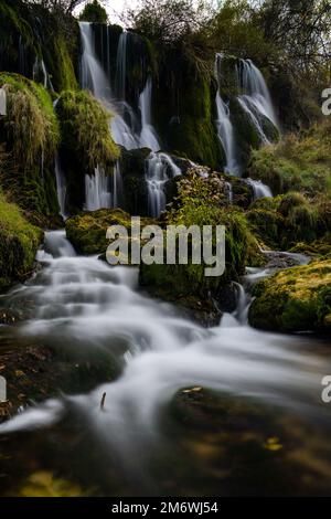 Una vista delle cascate di Kravica e delle cascate di tufo vicino a Mostar in Bosnia-Erzegovina Foto Stock