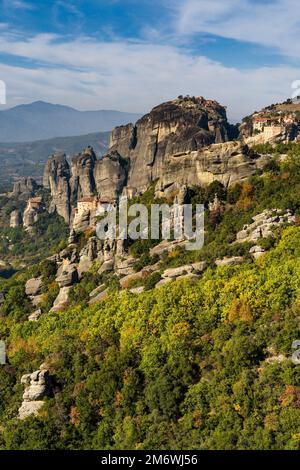 Una vista panoramica verticale dei monasteri e delle formazioni rocciose di Meteora in Grecia Foto Stock