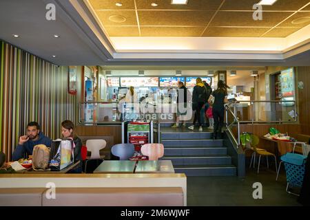 COLONIA, GERMANIA - CIRCA SETTEMBRE 2018: Foto interna del ristorante McDonald's a Colonia. Foto Stock