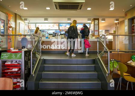 COLONIA, GERMANIA - CIRCA SETTEMBRE 2018: Foto interna del ristorante McDonald's a Colonia. Foto Stock