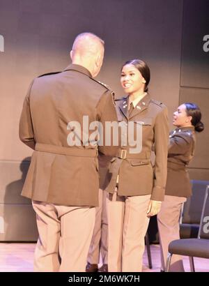 Gen. Paolo E. Funk II, TRADOC che comanda il generale scuotendo le mani con il 2nd Lt appena promosso. Foto Stock