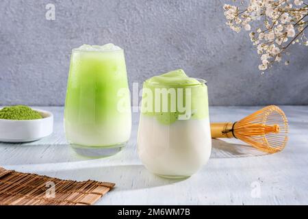 Tè Matcha. Latte di tè verde ghiacciato in vetro. Dalgona al tè verde, tè avaro con latte. Sana bevanda vegana, primo piano Foto Stock