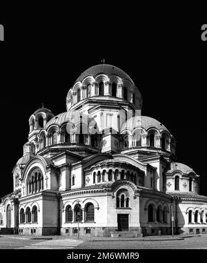 Vista in bianco e nero della Cattedrale di San Alessandro Nevsky nel centro di Sofia Foto Stock