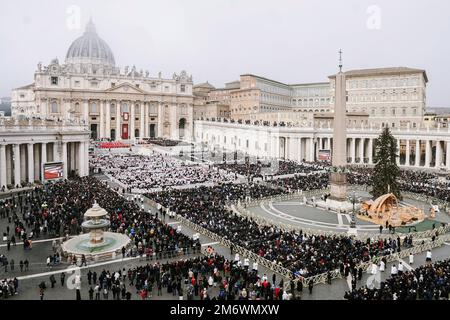 Roma, Italia. 05th Jan, 2023. St Piazza Pietro visto durante la messa della cerimonia funeraria. La cerimonia funebre di Papa Francesco per il suo predecessore, Papa Benedetto XVI (Joseph Ratzinger), che si dimise dalla sua posizione nel 2013, acquisendo il titolo di Emeritus, un titolo innovativo ancora vivo mentre un nuovo Papa (Francesco) regna in Vaticano. Migliaia di persone e una rappresentanza istituzionale italiana e tedesca si sono riunite nella piazza per rendere omaggio a Benedetto XVI. Credit: SOPA Images Limited/Alamy Live News Foto Stock