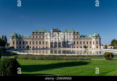 Vista sui giardini e sul Palazzo superiore del Belvedere nel centro di Vienna Foto Stock