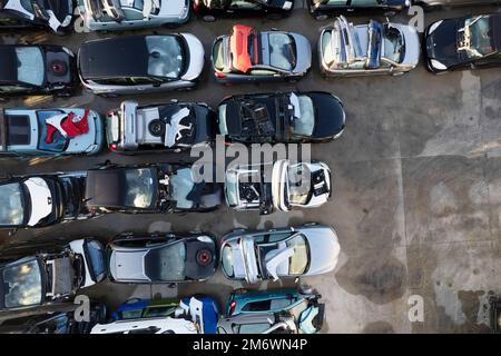 Vista aerea di un piccolo parcheggio per demolizione Foto Stock