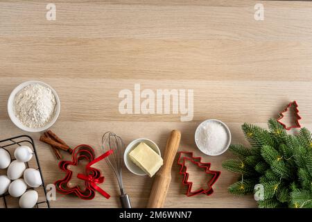 Ingredienti per preparare l'impasto di pan di zenzero. Stampi per biscotti. Rendere i biscotti di Natale con l'ingrediente tradizionale dei biscotti del pan di zenzero Foto Stock