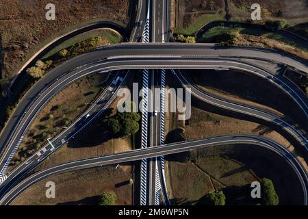 Veduta aerea di un incrocio autostradale fotografato durante il giorno Foto Stock