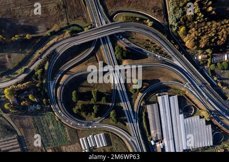 Veduta aerea di un incrocio autostradale fotografato durante il giorno Foto Stock