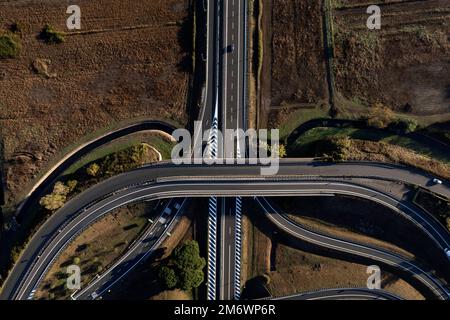 Veduta aerea di un incrocio autostradale fotografato durante il giorno Foto Stock