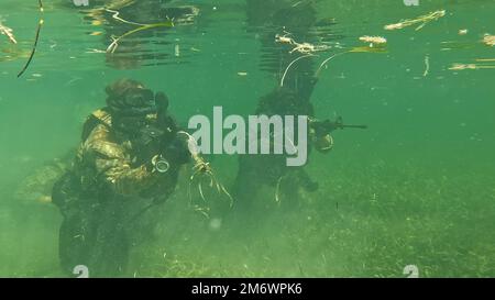 Operatori di forze speciali assegnati a 2nd battaglione, 10th Gruppo di forze speciali (Airborne), Surface Near Key West, Florida, 6 maggio 2022. Combat Divers ha eseguito un'immersione a circuito chiuso per provare le operazioni sottomarine durante una riqualificazione di tre settimane. Foto Stock