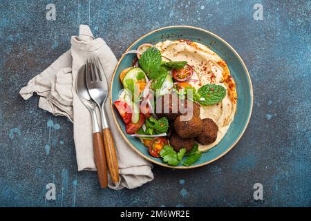 Pasto arabo mediorientale con falafel fritto, hummus, insalata di verdure Foto Stock