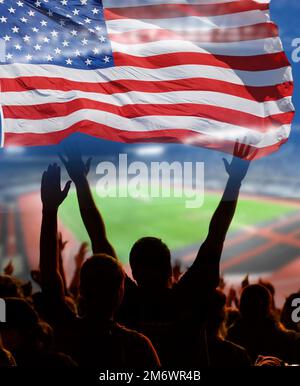 Tifosi di calcio o di calcio e bandiera degli Stati Uniti ad una partita in uno stadio Foto Stock