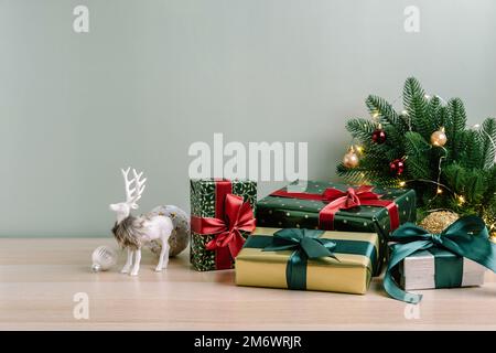 Composizione natalizia di decorazioni natalizie, palle, scatola regalo, albero di natale e spazio copia per il testo. Modello. Foto Stock