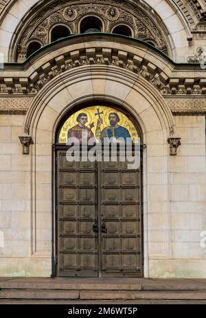 Ingresso laterale alla Cattedrale Alexander Nevsky in dettaglio Foto Stock