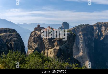 Vista sul Monastero di Santa Trinità e sul paesaggio di Meteora Foto Stock