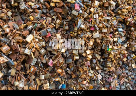 Una vista ravvicinata di migliaia di blocchi d'amore arrugginiti e colorati pieni di segreti e promesse Foto Stock