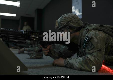 Krystian Martinez, un americano Militare Soldato assegnato a 35th Air Defense Artillery Brigade, si prepara a sparare presso il Engagement Skills Trainer (EST), un simulatore elettronico di tiro di piccole armi presso il Lt. Gen. Thomas S. Vandal Training Complex a Camp Humphreys, Corea del Sud, 7 maggio 2022. Martinez e altri soldati hanno sparato sui simulatori M-4, M-17, M-249, M-240 e M-2 in preparazione per gli eventi del concorso dal vivo Eighth Army Best Warrior e Best Squad. Foto Stock