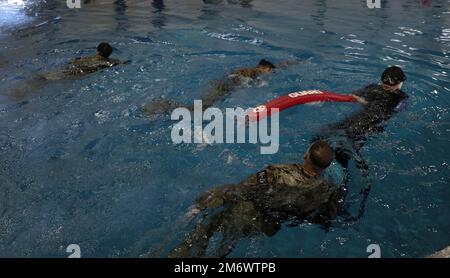 I soldati conducono la valutazione della sopravvivenza dell'acqua dell'esercito al complesso di addestramento del tenente generale Thomas S. Vandal sul campo di Humphreys, Corea del Sud, 7 maggio 2022 come parte dell'ottavo concorso del guerriero e della squadra dell'esercito 2022. I concorrenti hanno svolto varie attività durante la valutazione e sono stati giudicati in base alle tecniche di nuoto di sopravvivenza di base. Foto Stock