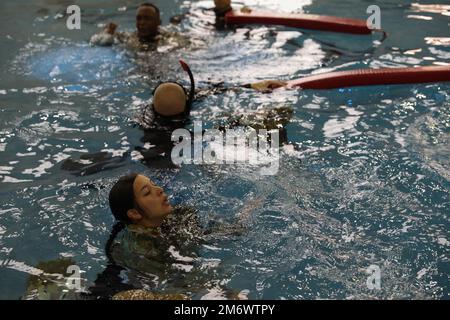 I soldati conducono la valutazione della sopravvivenza dell'acqua dell'esercito al complesso di addestramento del tenente generale Thomas S. Vandal sul campo di Humphreys, Corea del Sud, 7 maggio 2022 come parte dell'ottavo concorso del guerriero e della squadra dell'esercito 2022. I concorrenti hanno svolto varie attività durante la valutazione e sono stati giudicati in base alle tecniche di nuoto di sopravvivenza di base. Foto Stock