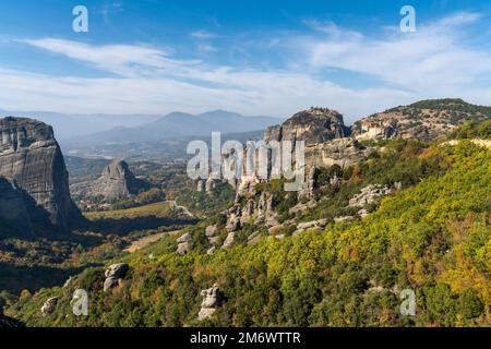 Un paesaggio delle formazioni rocciose di Meteora con i famosi monasteri sulle colline Foto Stock