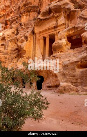 Triclinio a Little Petra, Siq al-Barid, Giordania Foto Stock