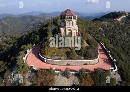 Drone aereo di throni di Panagia Kykkou tempio punto di riferimento a Cipro Europa. Foto Stock