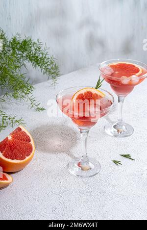 D'estate rinfrescanti cocktail spumanti con pompelmo. Limonata guarnita con rosmarino fresco. Bevanda estiva con acqua frizzante Foto Stock