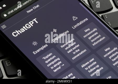 Pagina web di ChatGPT, un chatbot ai, è visto sul sito web di OpenAI, su uno smartphone. Esempi, funzionalità e limitazioni vengono visualizzati prima di una nuova chat. Foto Stock