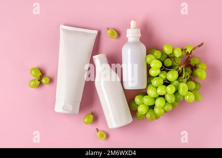 Tre bottiglie bianche per marcare a caldo con olio di semi d'uva. Prodotto cosmetico per la cura della pelle. Foto Stock