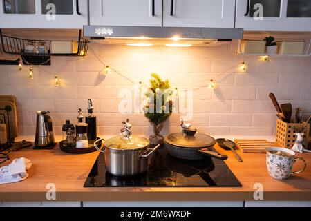 Decorazioni natalizie in cucina. Utensili da cucina di Natale. Interni  luminosi della cucina di nuovo anno. La cucina è blu menta Foto stock -  Alamy