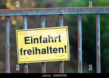 Einfahrt bitte freihalten. (Tenere l'ingresso libero) Vecchio storico cancello di ferro. Il cartello bianco con l'iscrizione mantiene l'ingresso libero. Foto Stock