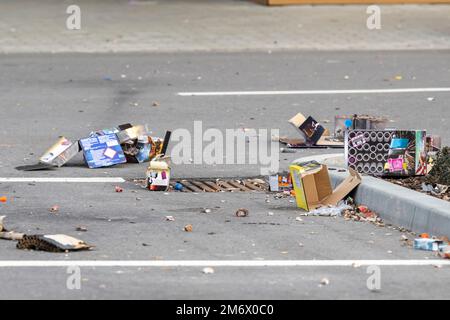 La mattina di Capodanno c'è un sacco di spazzatura dai fuochi d'artificio di Capodanno sulle strade Foto Stock