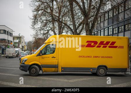 Neuwied, Germania - 17 dicembre 2021: Furgone di consegna del parcheggio DHL in una zona pedonale Foto Stock