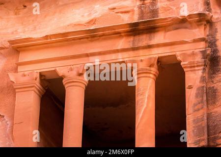 Triclinio a Little Petra, Siq al-Barid, Giordania Foto Stock