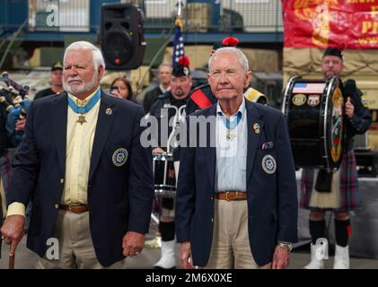 Medaglia d'onore destinatario ritirato Stati Uniti Michael E. Thornton (a sinistra) e il destinatario della Medal of Honor si ritirarono negli Stati Uniti James Livingston (a destra), posa per le foto durante il 12th° Annual Gathering of Heroes a Philadelphia, Pennsylvania, 7 maggio 2020. La raccolta degli Eroi onora i Marini passati, presenti e futuri. Thornton e Livingston sono stati entrambi ospiti speciali dell'evento di quest'anno. Foto Stock