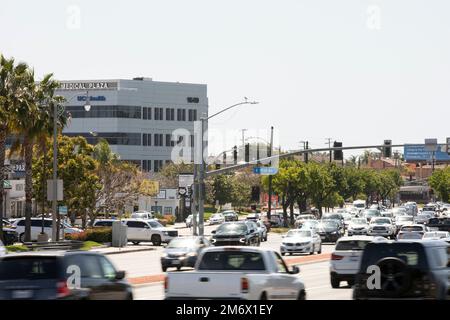 Costa Mesa, California, USA - 20 marzo 2022: Il traffico mattutino passa attraverso il centro di Costa Mesa. Foto Stock