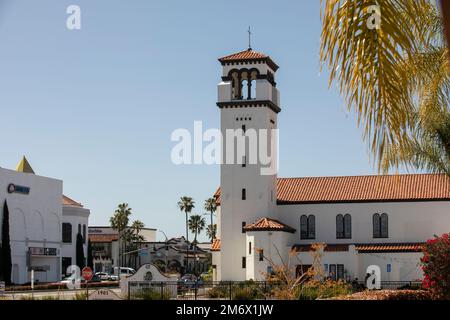 Costa Mesa, California, USA - 20 marzo 2022: Il sole del mattino splende sullo storico skyline del centro di Costa Mesa. Foto Stock