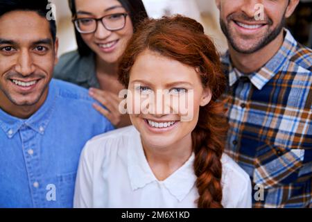 Sognano in grande. Ritratto di un gruppo di giovani professionisti moderni. Foto Stock