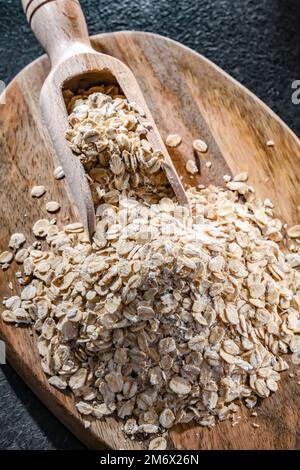 Avena arrotolata sul tagliere di legno. Foto Stock