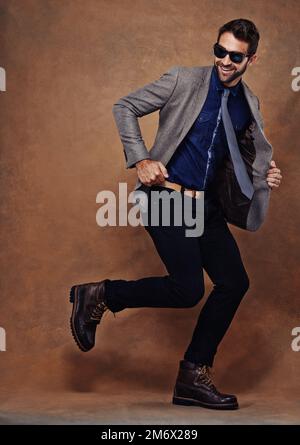 HES un mover e shaker di stile uomo. Studio di un giovane vestito elegantemente. Foto Stock